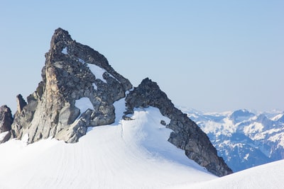 蓝天下灰色雪山风景照